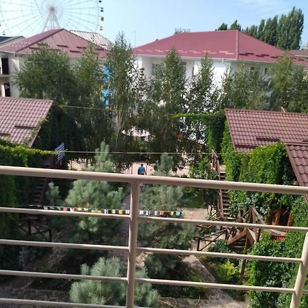Hotel Gostinyi Dvor Bosteri Extérieur photo